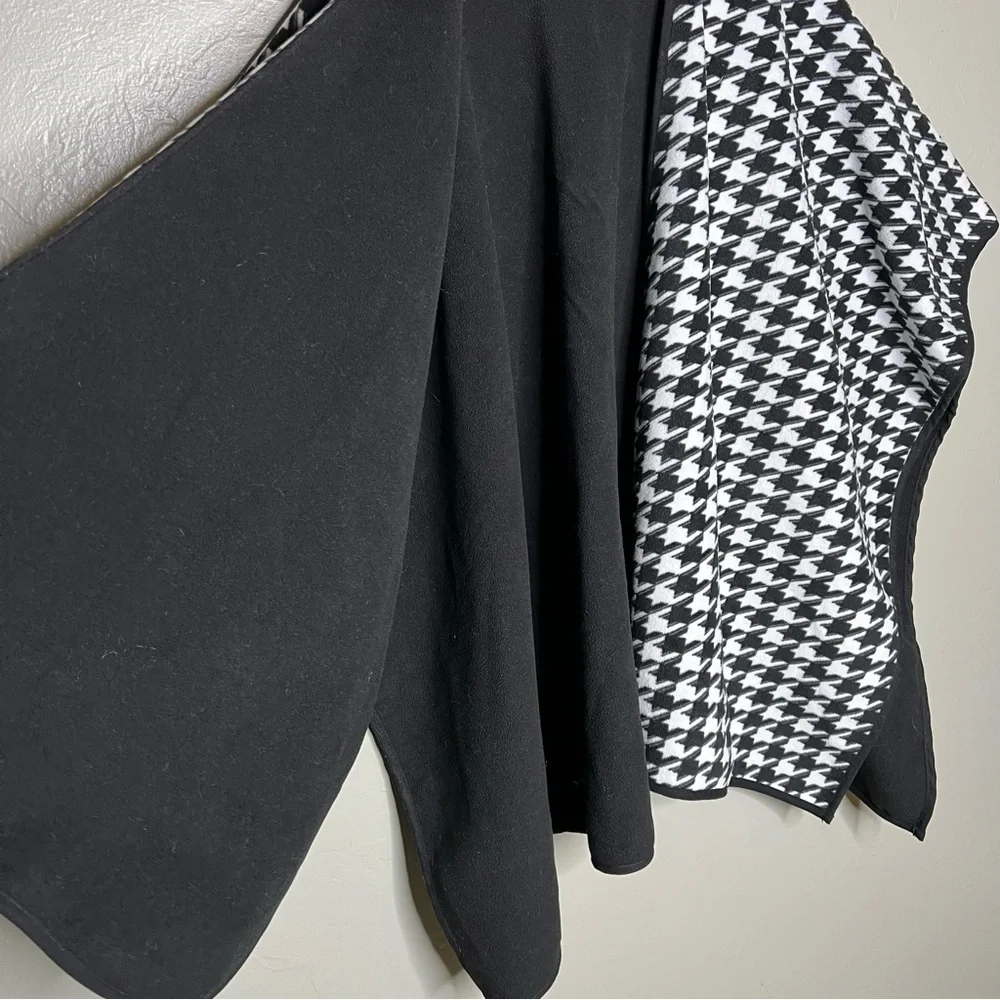 Woolrich Houndstooth Reversible Blanket Wrap